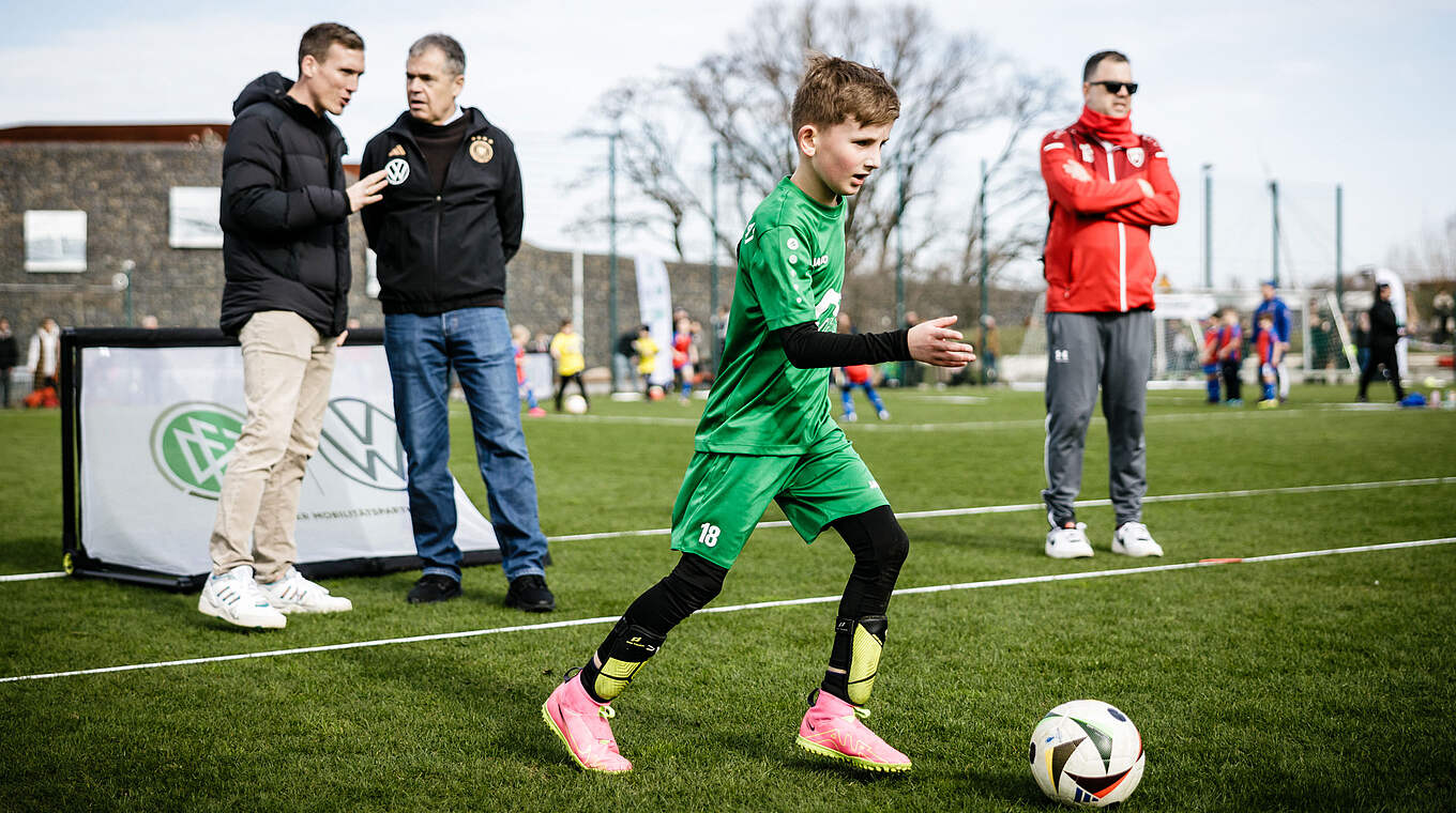 Bei der Kinderfußball-Tour im Austausch: Hannes Wolf (l.) und Andreas Rettig © Getty Images