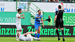 Nach Platzverweis für zwei Spiele gesperrt: der Braunschweiger Robin Krauße (2.v.r.) © imago