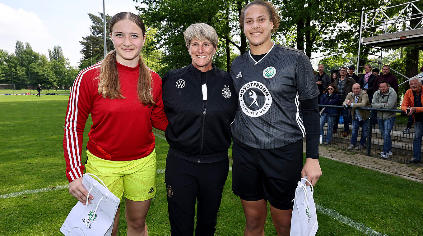 Beste Keeperinnen: Luisa Schürmann aus Niedersachsen (l.) und Selina Großer vom Mittelrhein (r.), zusammen mit Torwarttrainerin Silke Rottenberg. © Getty Images/DFB