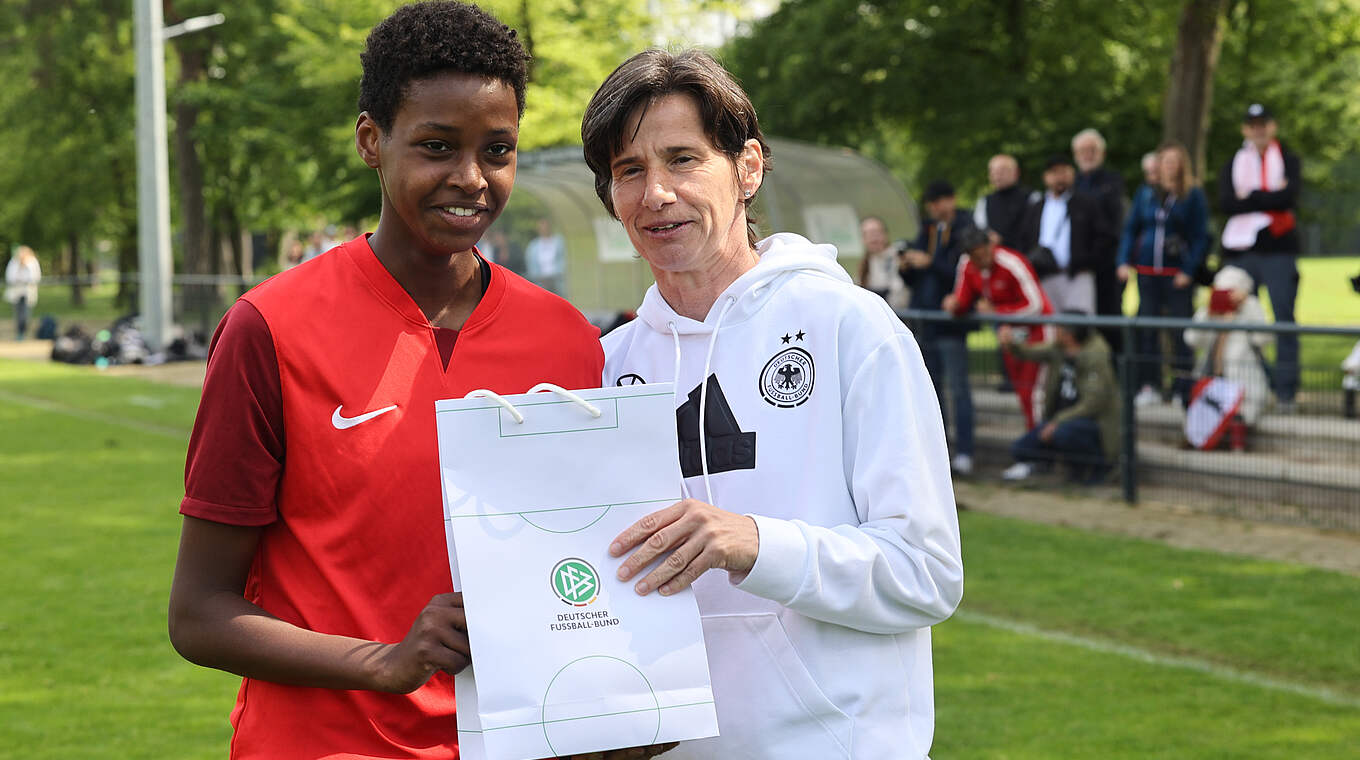 Beste Spielerin: Mariann Noack (Berlin) mit U 15-Trainerin Bettina Wiegmann (r.) © Getty Images/DFB