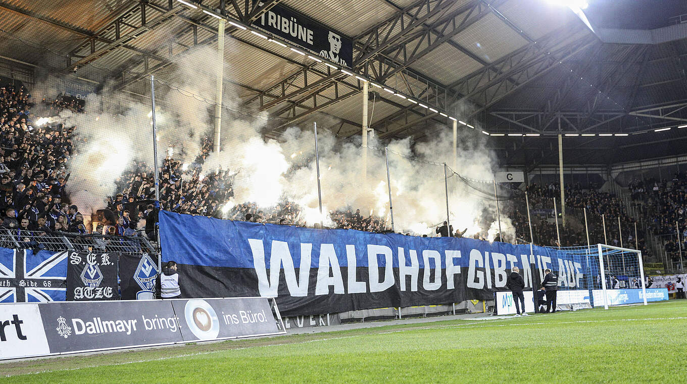 Pyrotechnik gegen Bielefeld: Waldhof Mannheim wird mit Geldstrafe belegt © imago