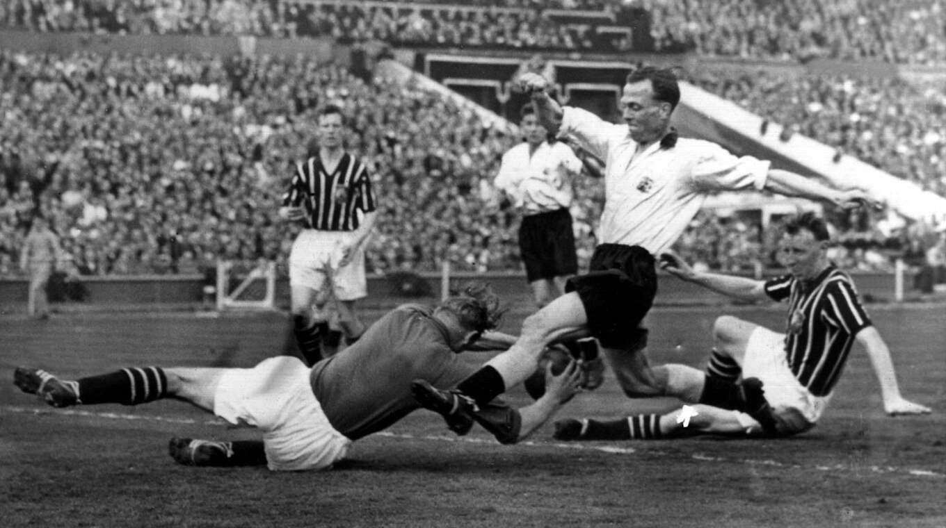 FA-Cup-Finale 1956: In dieser Szene brach sich Trautmann das Genick und spielte weiter © Picture Alliance/dpa