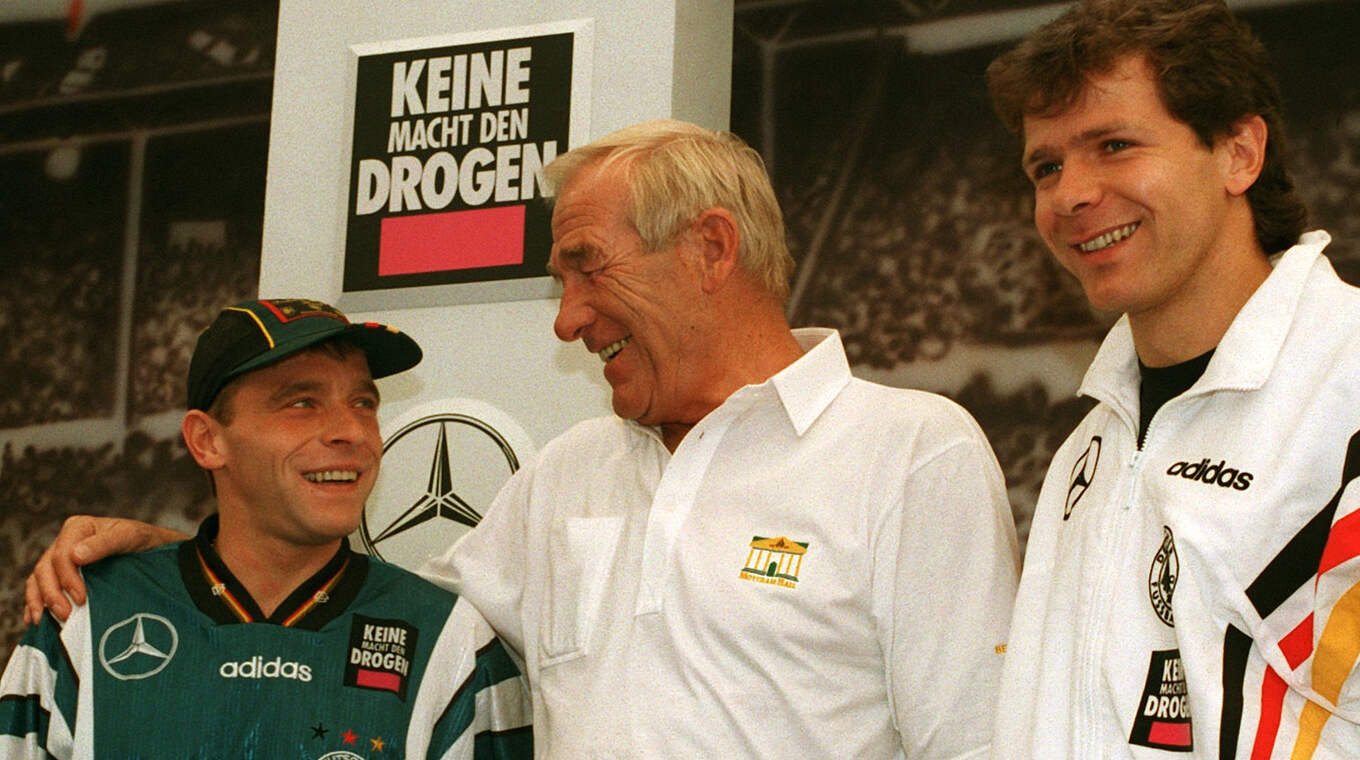 30 Jahre später begleitete er das Team (hier mit Thomas Häßler, links, und Andreas Möller) erneut © Picture Alliance/dpa/Bernd Weißbrod