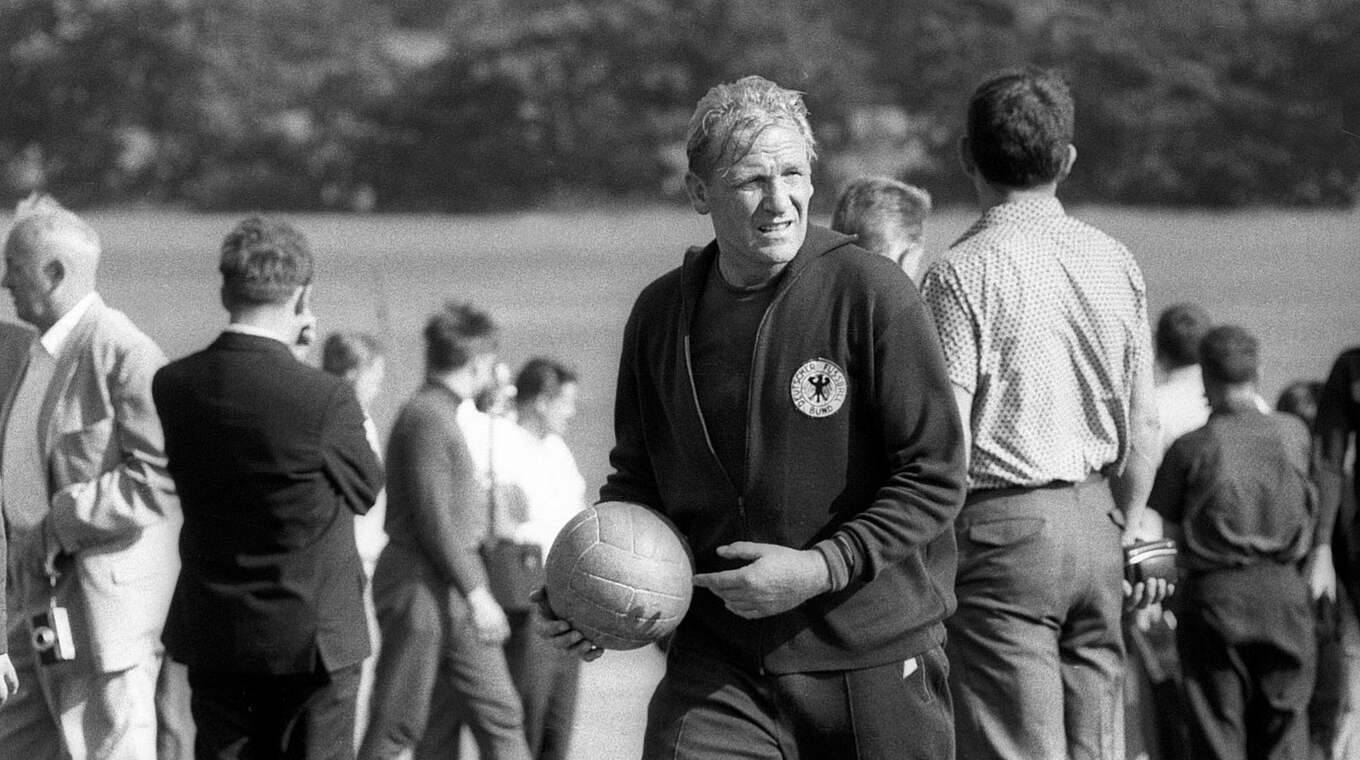 1966 gehörte Trautmann zur deutschen Delegation bei der WM in England © imago/Sven Simon