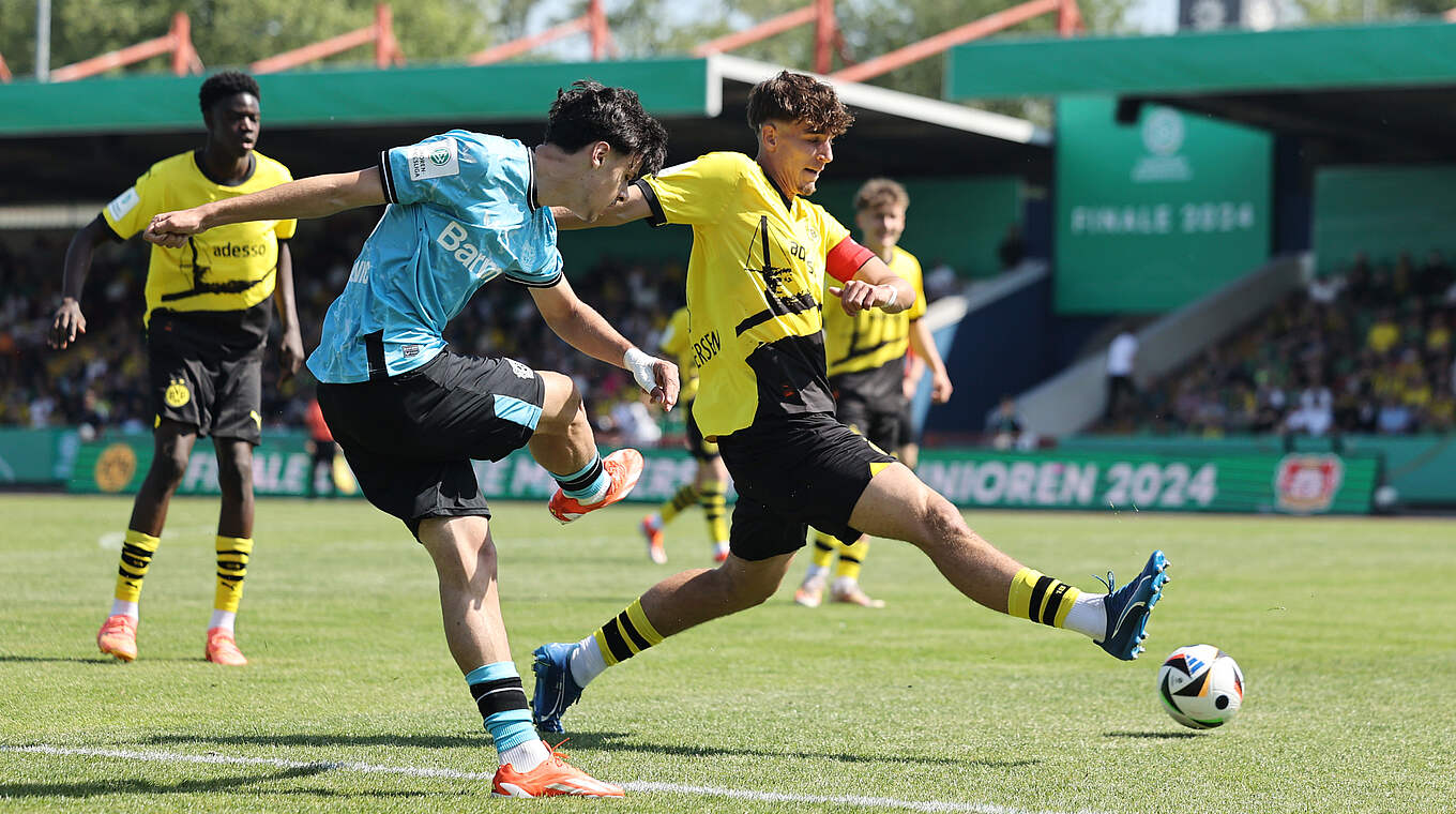 Geblockt: Dortmunds Jonas Feddersen (r.) gegen Torschütze Kerim Alajbegovic © Getty Images