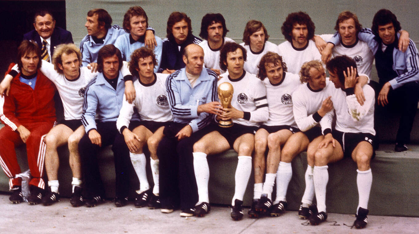 1974 feierten die DFB-Auswahl mit Heynckes (unten, Dritter von links) den Titel © imago/Pressefoto Baumann