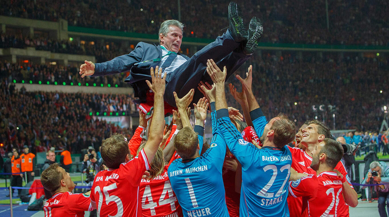 Nach dem Sieg im DFB-Pokalfinale 2013, der das Triple für den FC Bayern bedeutete, ließen die Spieler ihren Coach hochleben © imago/Sven Simon