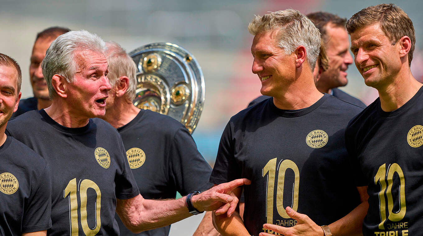 10 Jahre nach dem Triple: Heynckes mit Bastian Schweinsteiger (Mitte) und Thomas Müller © IMAGO