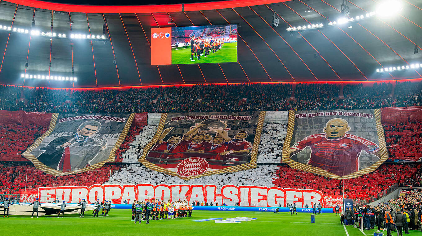 Die Bayern-Fans erinnerten mit einer Choreo an den Champions-League-Erfolg von Wembley. Links: Heynckes mit Pokal © picture alliance / M.i.S.