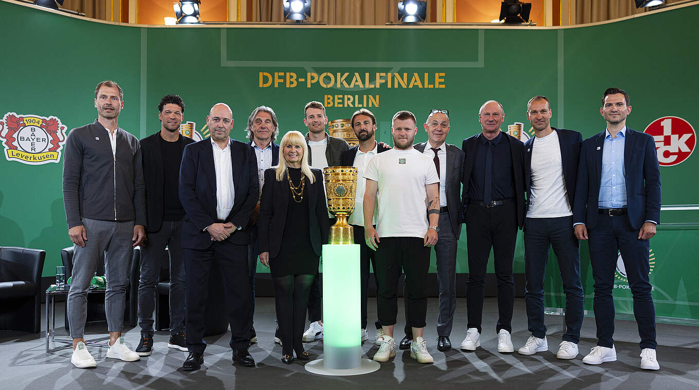 Wurde im Dabeisein von Vertretern beider Finalteilnehmer an den DFB und die Stadt Berlin übergeben: der DFB-Pokal  © Thomas Boecker/DFB