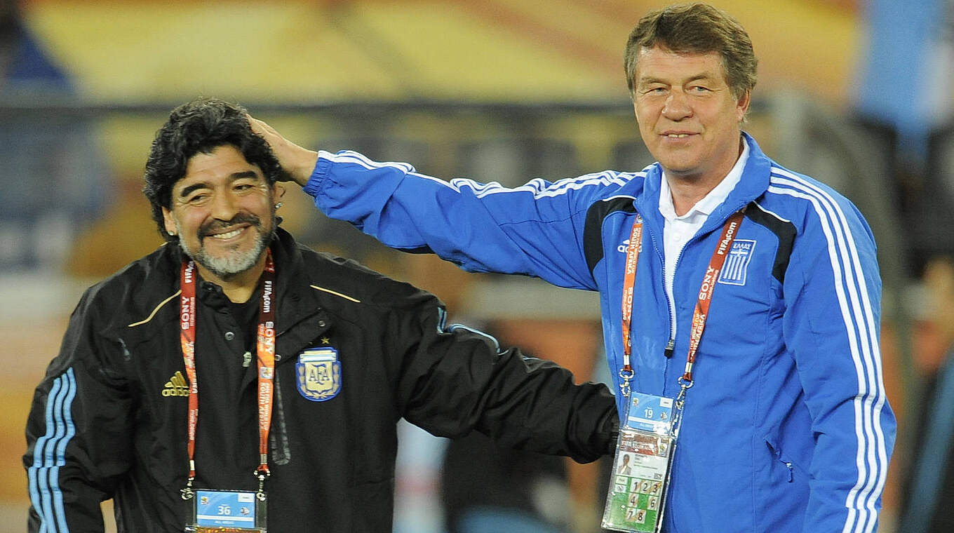 Legenden unter sich: Otto Rehhagel bei der WM 2010 in Südafrika mit Diego Maradona © Imago