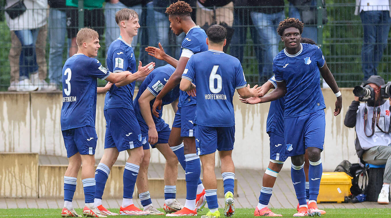 Jubeltraube: Die TSG Hoffenheim gewinnt 6:2 bei Borussia Mönchengladbach © imago