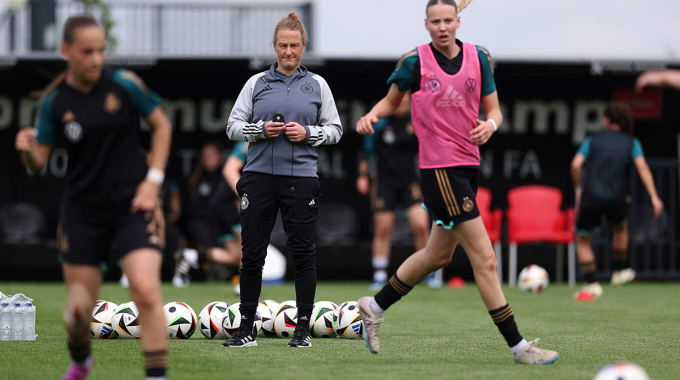 Voller Fokus auf den Saisonabschluss: DFB-Trainerin Melanie Behringer und die U 16 © Getty Images