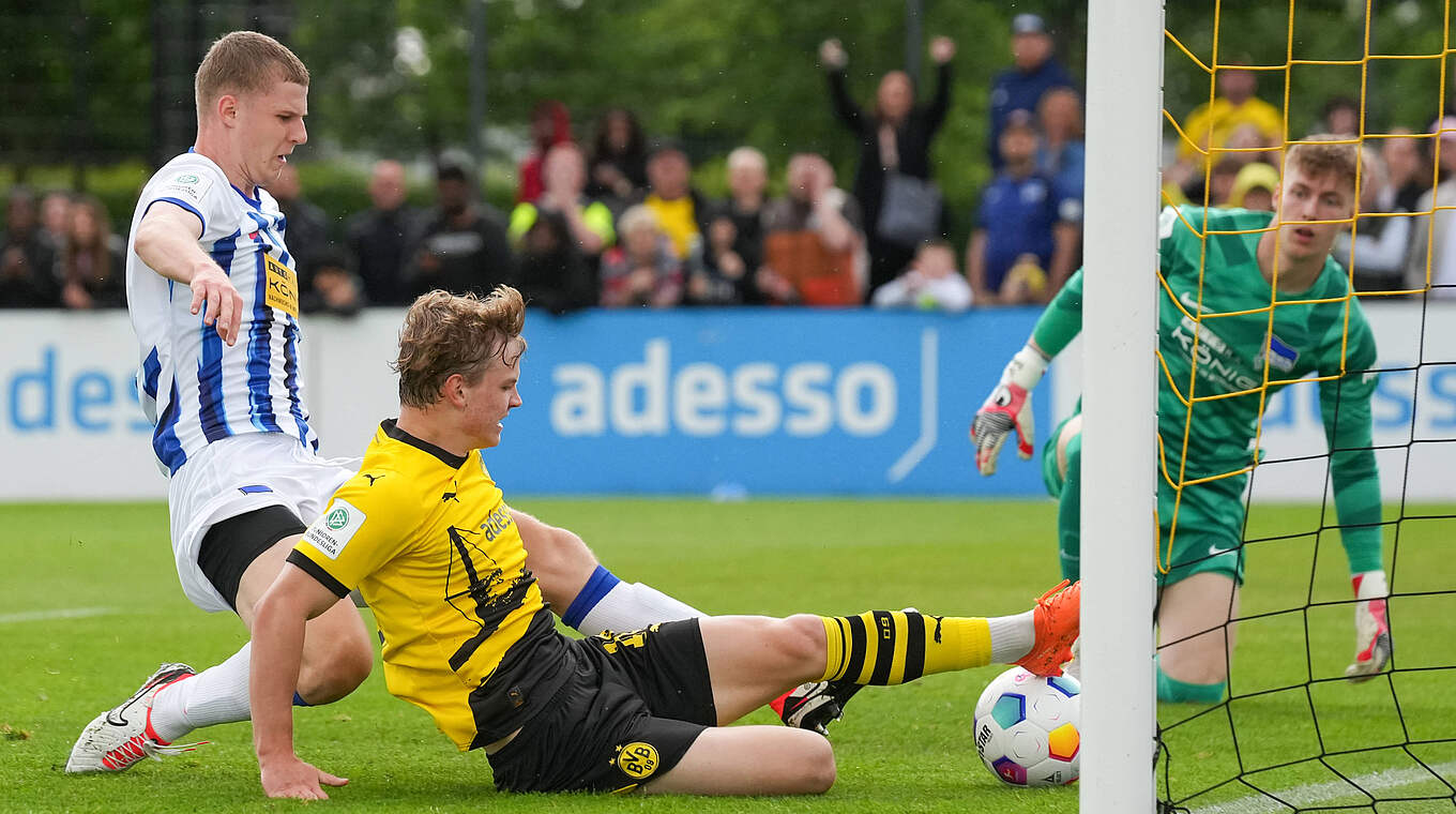 Frühe Dortmunder Führung: Cole Campball (v.) trifft per Grätsche © IMAGO/Patrick Ahlborn
