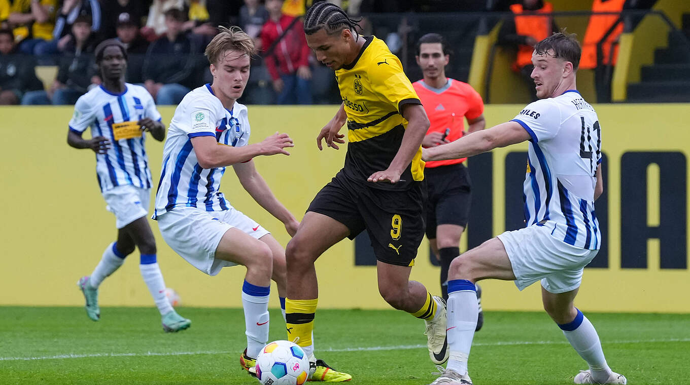 Zwei Gegenspieler: Dortmunds Paris Brunner (M.) wird bedrängt © IMAGO/Patrick Ahlborn