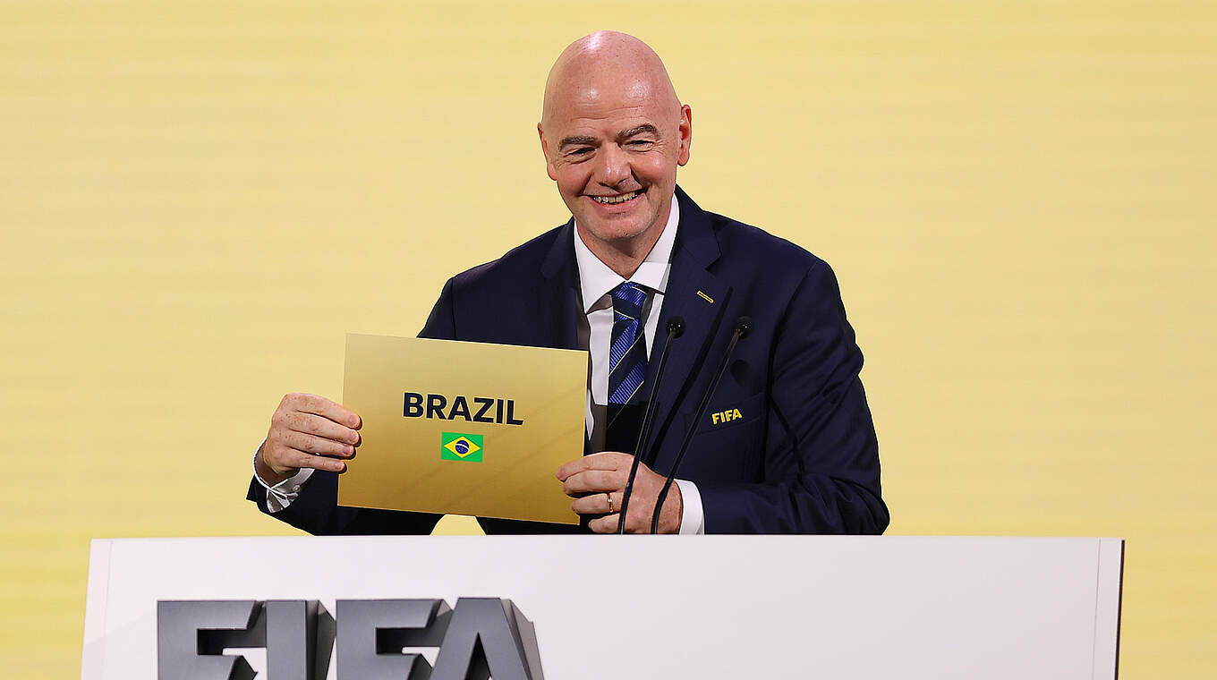 Verkündet die Vergabe der Frauen-WM 2027 an Brasilien: FIFA-Präsident Infantino © FIFA