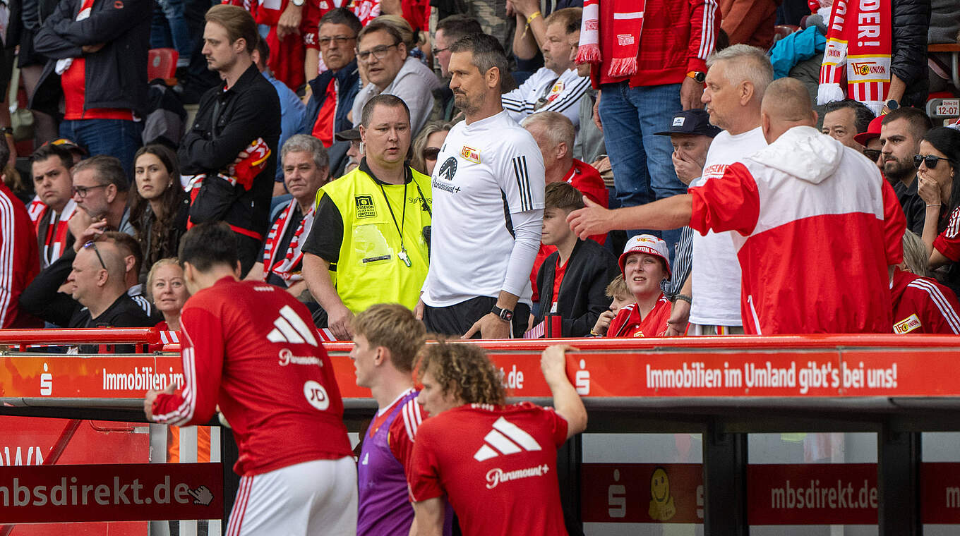 Nach Roter Karte gesperrt: Union Berlins Torwarttrainer Michael Gspurning (in weiß) © imago
