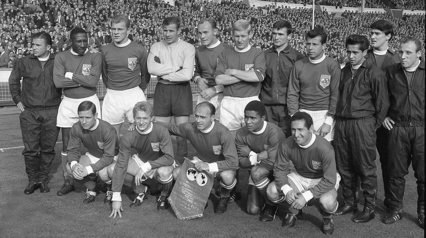In der FIFA-Weltauswahl kam der Abwehrspieler (Sechster von links) 1963 zum Einsatz – an der Seite von Weltstars wie Seeler, Eusébio oder Di Stefano © imago