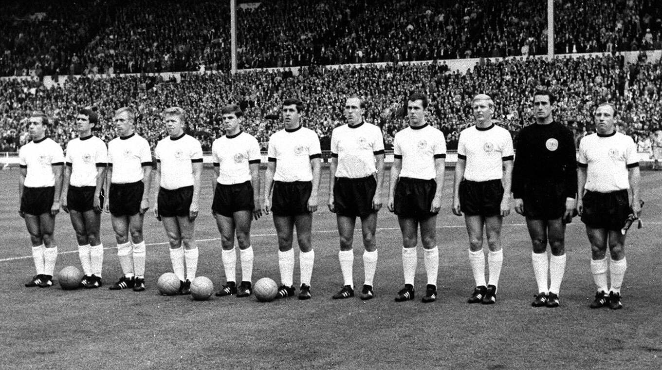 1966 erreichte Schnellinger (Dritter von rechts) mit der DFB-Auswahl das WM-Finale © imago