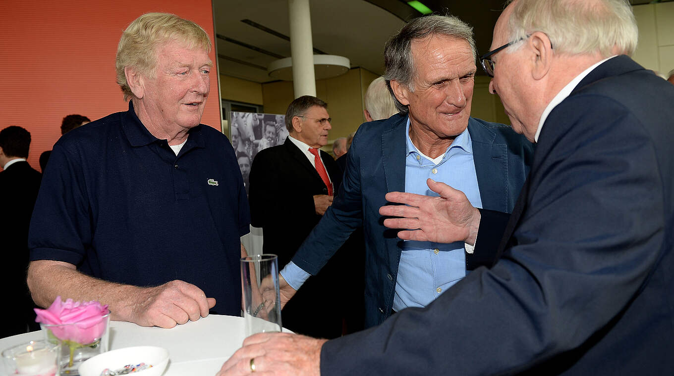 Schnellinger 2015 beim Treffen des "Clubs der Nationalspieler" mit Wolfgang Overath (Mitte) und Uwe Seeler © 2015 Getty Images