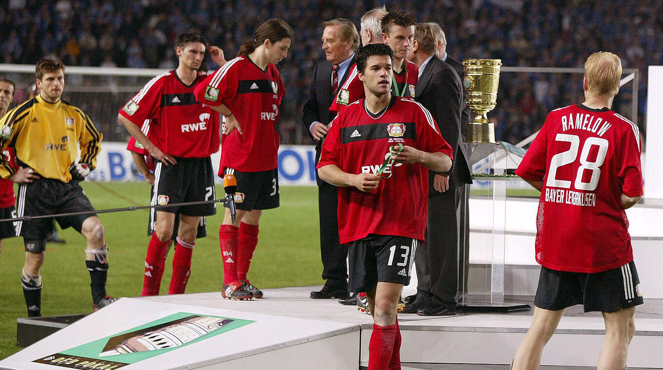 Nah dran am Pokal: 2002 verlieren Ballack (v.) und Bayer das Finale 2:4 gegen Schalke  © imago