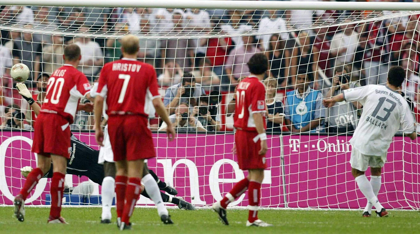 Das frühe 2:0 im Finale 2003: Ballack trifft per Elfmeter für Bayern gegen den FCK © Getty Images
