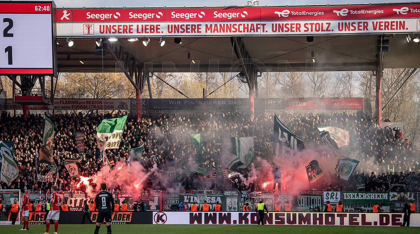 Pyrotechnik in Berlin und Mönchengladbach: Werder Bremen erhält Geldstrafe © Imago Images
