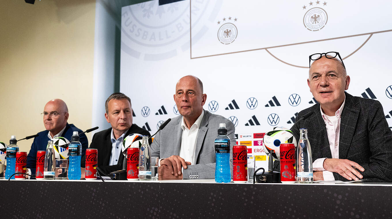 Bernd Neuendorf (r.): "Wir wollen, wie jede Mannschaft, das Maximale erreichen" © GES/Markus Gilliar