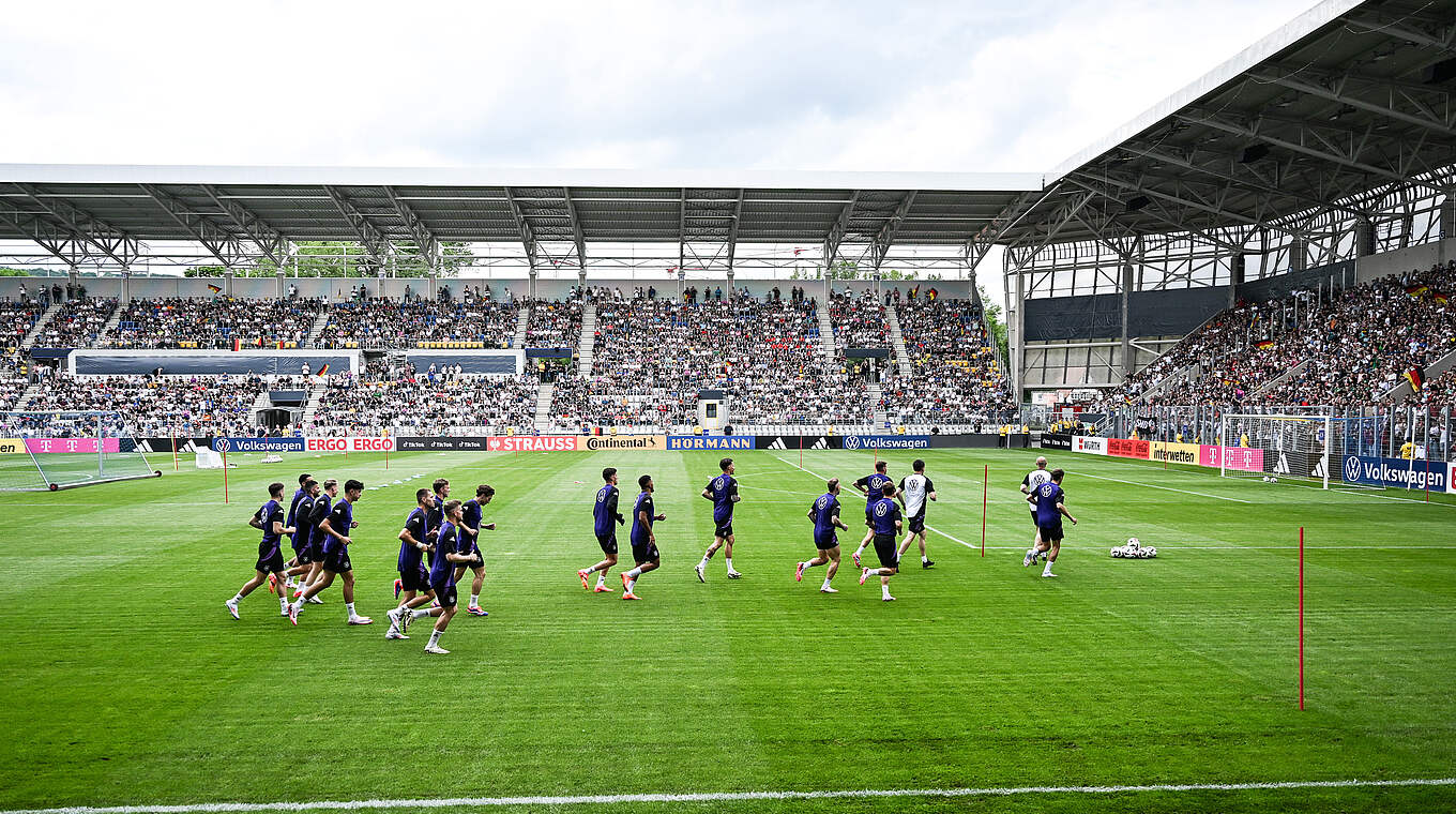 Großer Andrang in Jena: 15.000 Fans feiern das DFB-Team beim öffentlichen Training © GES/Markus Gilliar