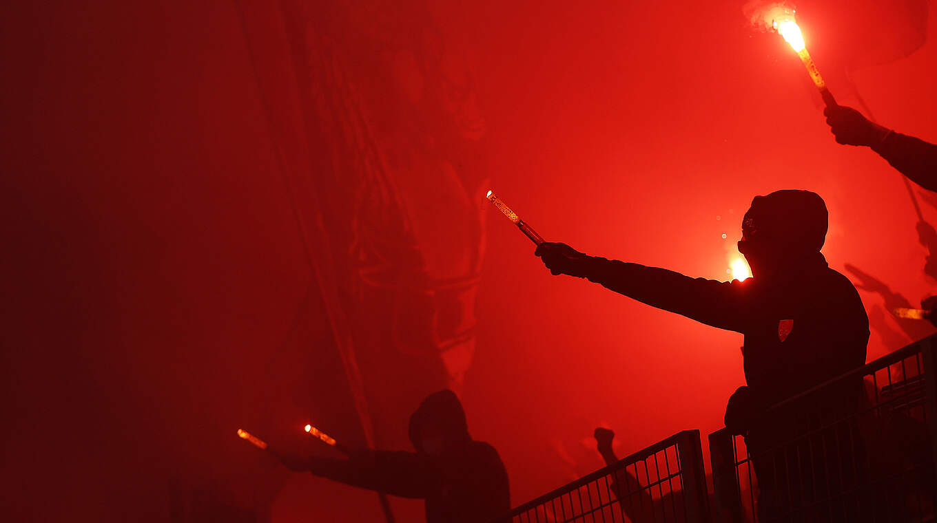 Pyro im DFB-Pokalspiel gegen Stuttgart: Bayer Leverkusen muss Geldstrafe zahlen © Getty Images
