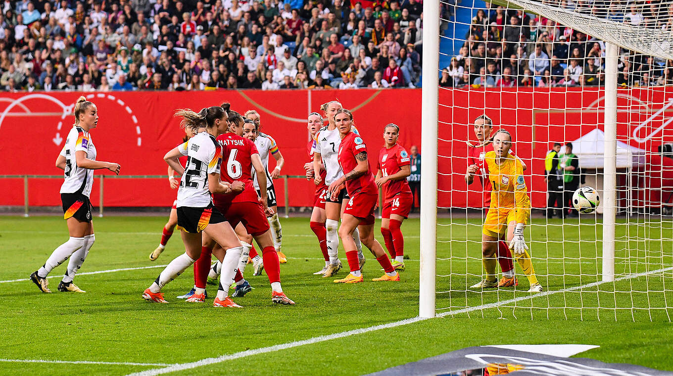 Ausgleichstreffer: Nach Klara Bühls Eckball rutscht der Ball ins polnische Tor © IMAGO/Lobeca