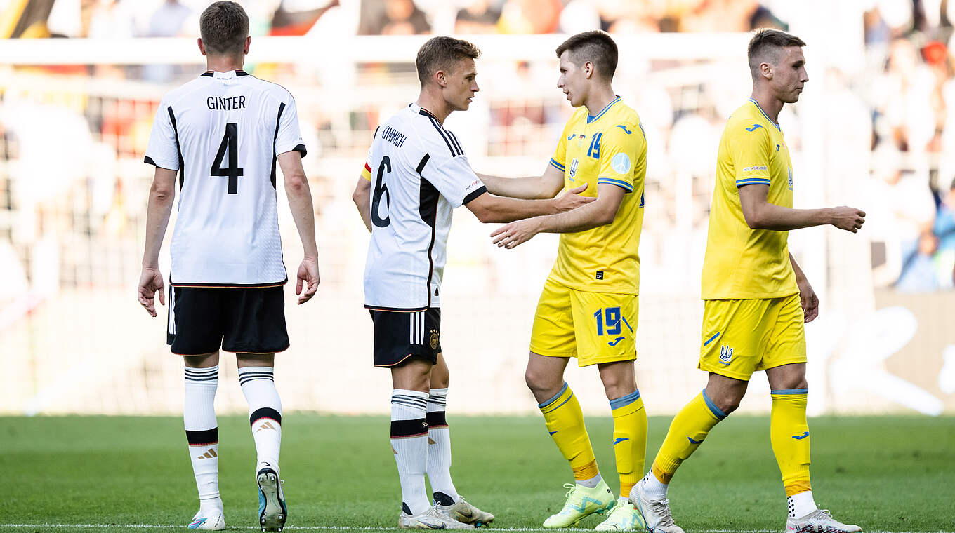 Gegner auf dem Feld, Partner daneben: der deutsche und ukrainische Fußball © GES Sportfoto