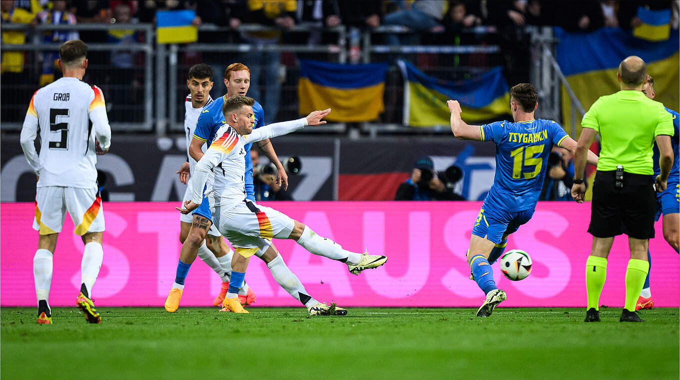 Maxi Mittelstädt lets fly from the edge of the box. © DFB/GES-Sportfoto