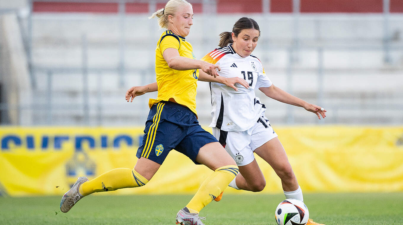 Kampf um den Ball: Loreen Bender (r.) im Duell mit Schwedens Wilma Leidhammar © Getty Images
