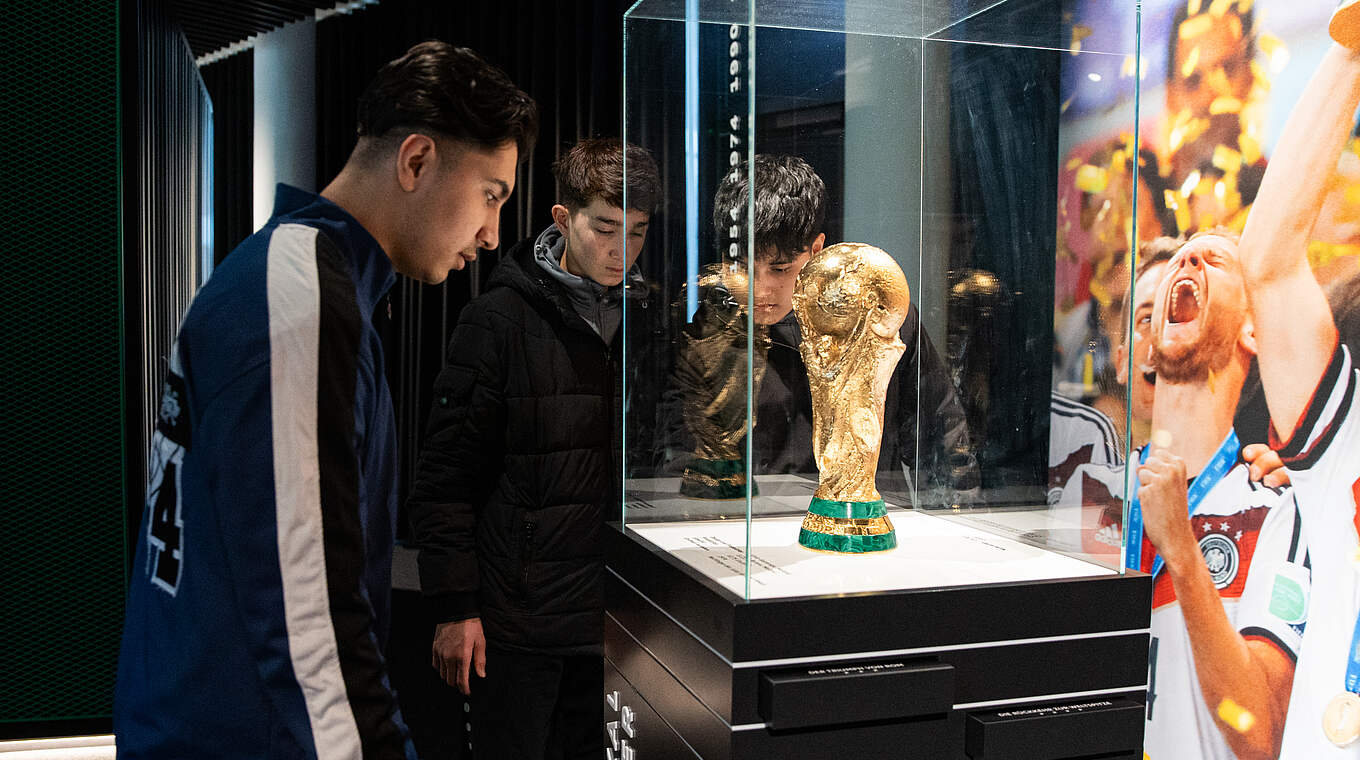 Highlight der Führung: Besucher können den WM-Pokal bestaunen © Yuliia Perekopaiko/DFB