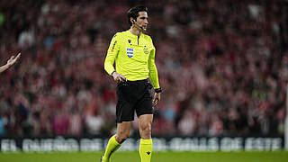 Im Borussia-Park an der Pfeife: der spanische Referee José Luis Munuera Montero © IMAGO/NurPhoto