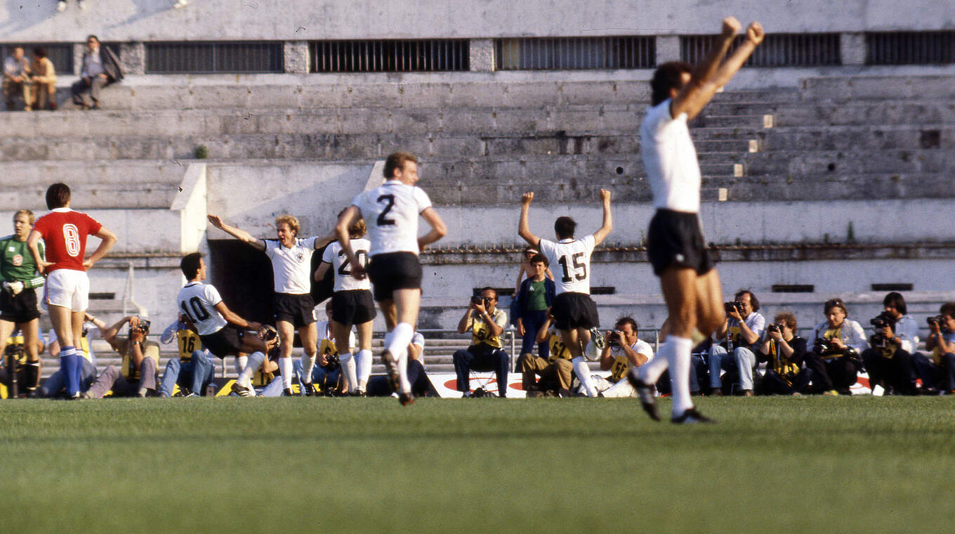 Knapper Sieg 1976 gegen die Tschechen: Rummenigge (4.v.l.) erzielt das Tor © IMAGO/Sportfoto Rudel