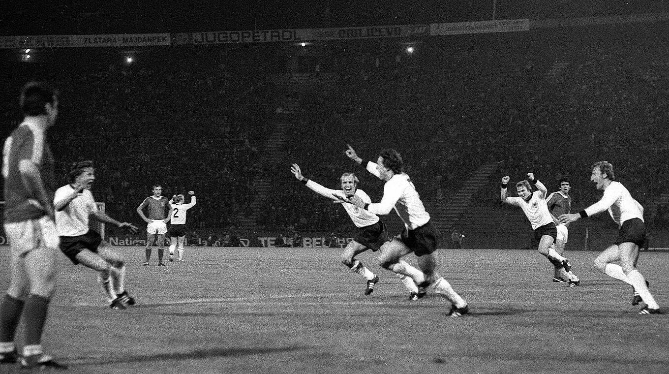 "Haben wieder einen Müller": Dieter Müller trifft im Spektakel 1976 gegen Jugoslawien © imago