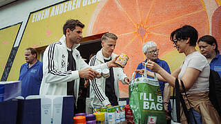 Unterstützen die Blankenhainer Tafel: Nationalspieler Thomas Müller (l.), Chris Führich © DFB / Philipp Reinhard