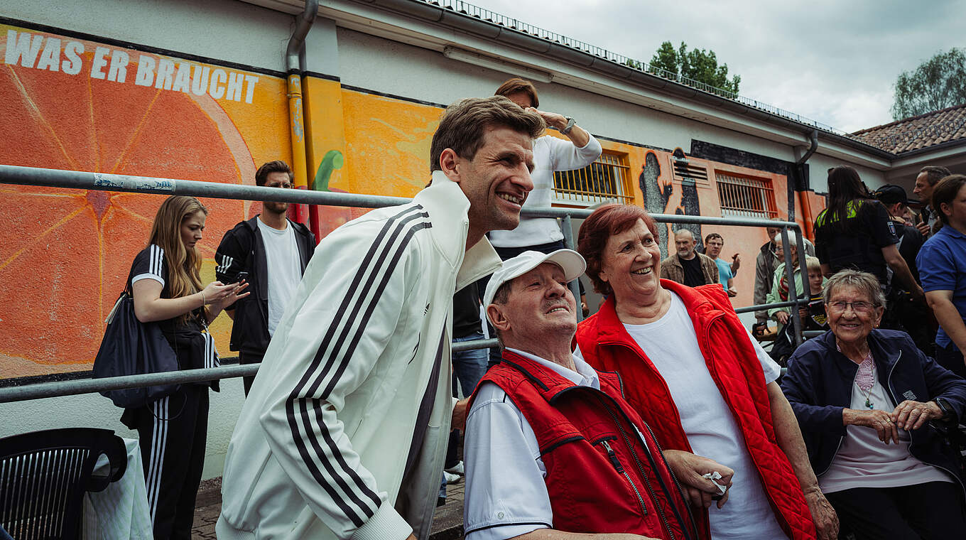 Weltmeister Thomas Müller: "Wir sind gerne hier und helfen" © DFB / Philipp Reinhard