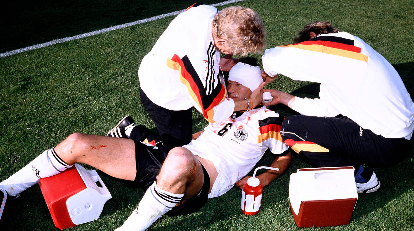 "Abend der Brummschädel" bei der EM 1992: Guido Buchwald muss verletzt ausscheiden © imago