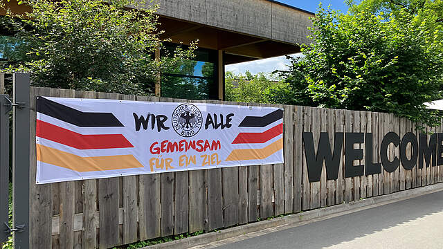 Fanunterstützung im Quartier: Die Fahne der AG Stimmung hängt gleich am Eingang © DFB