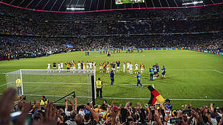 Auch im zweiten EM-Gruppenspiel in Stuttgart? Die Nationalspieler jubeln mit den Fans © Fan Club Nationalmannschaft