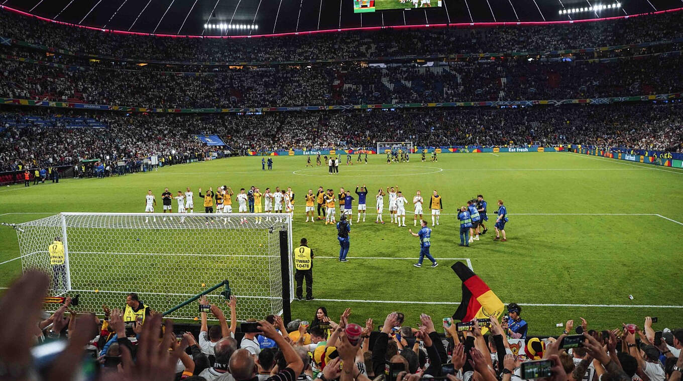 Auch im zweiten EM-Gruppenspiel in Stuttgart? Die Nationalspieler jubeln mit den Fans © Fan Club Nationalmannschaft