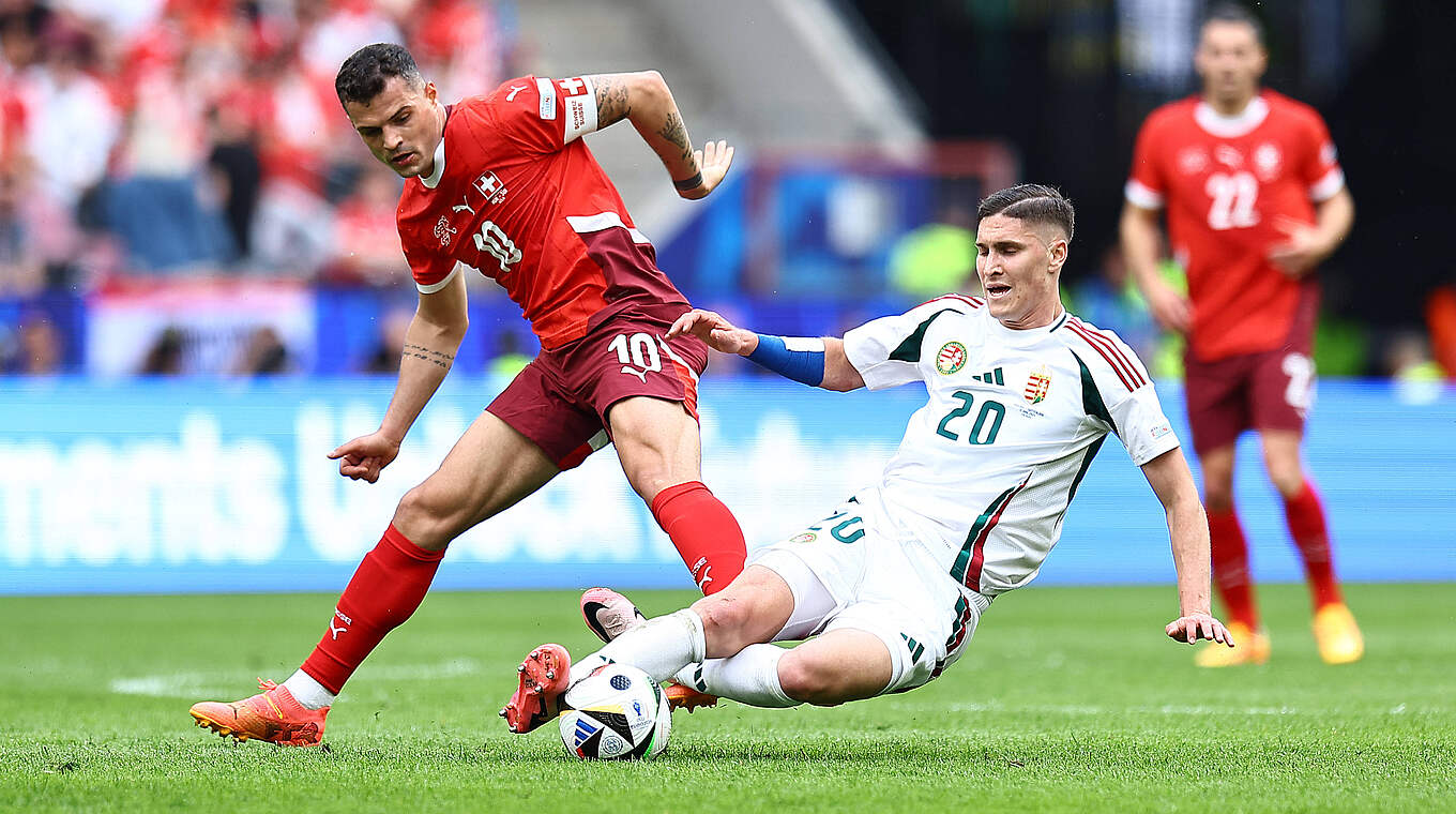 Intensive Partie in Köln: Granit Xhaka (l.) und Roland Sallai © Imago