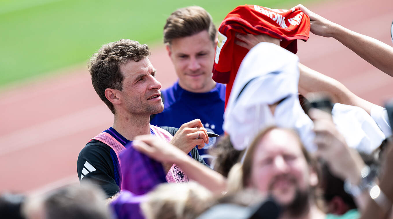 Autogramme, Selfies, gute Laune: Thomas Müller und Co erfüllen Fanwünsche © DFB/GES-Sportfoto