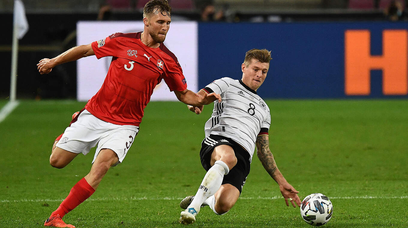 Wildes 3:3 im letzten Duell: Toni Kroos (r.) gegen Silvan Widmer © imago images/Jan Huebner