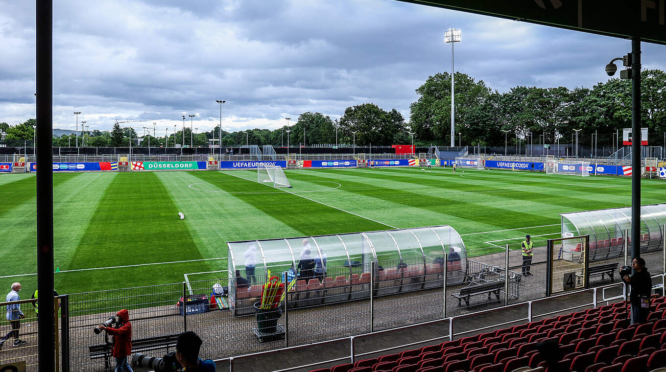 7000 Fans sehen beim öffentlichen Training zu: im Paul-Janes-Stadion in Düsseldorf © imago