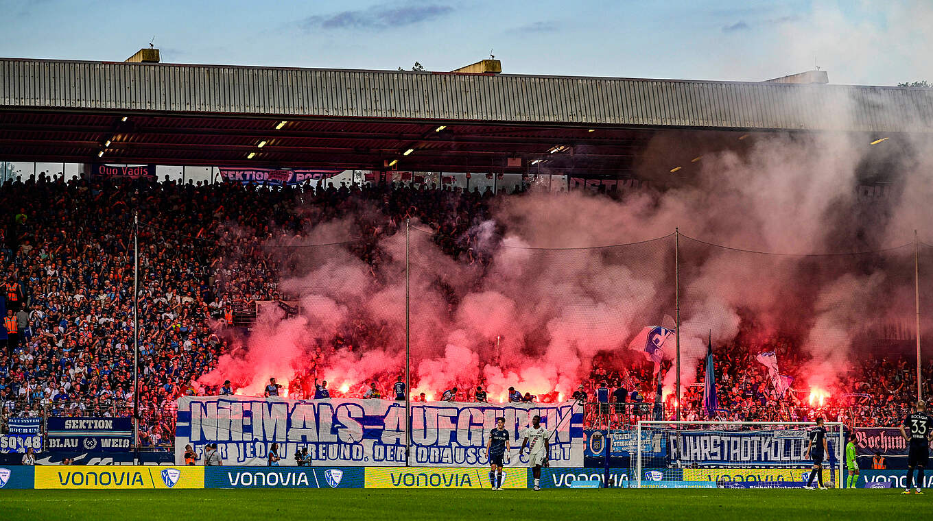 Pyrotechnik gegen Bayer Leverkusen: VfL Bochum muss Geldstrafe zahlen © imago