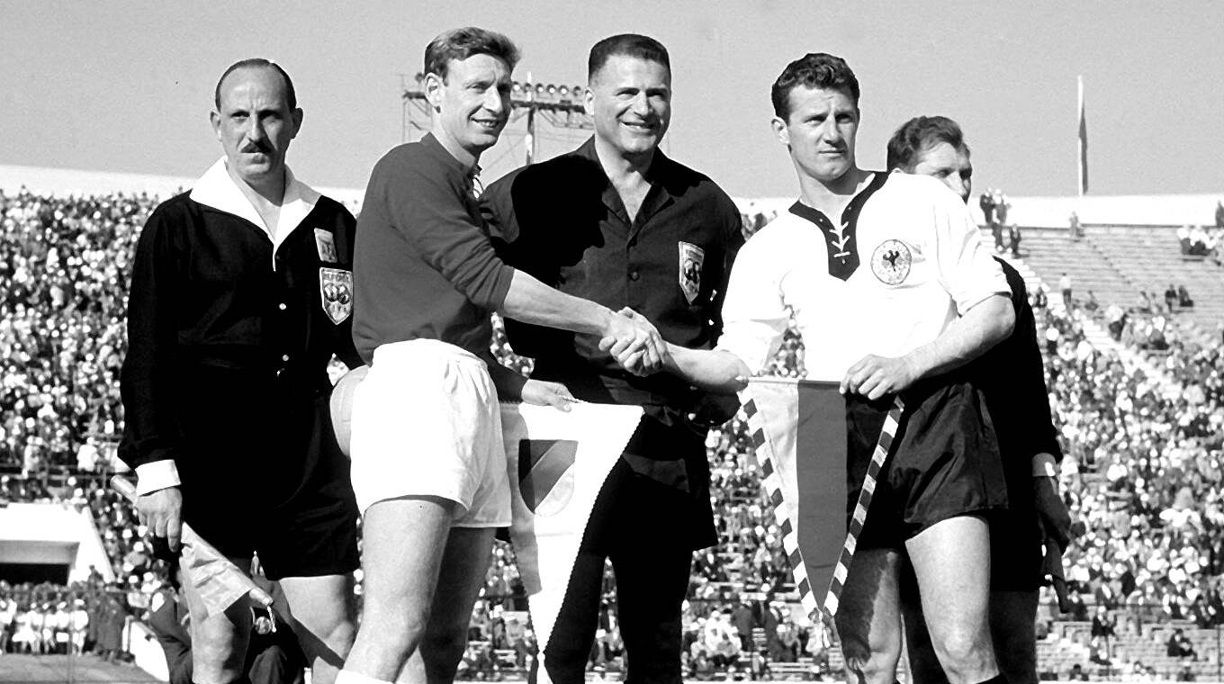 Kapitäne unter sich: Charles Antenen (2.v.l.) und Hans Schäfer bei der WM 1962 © picture-alliance/ dpa